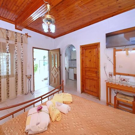 Vasia'S Small Villa Skopelos Town Exterior photo